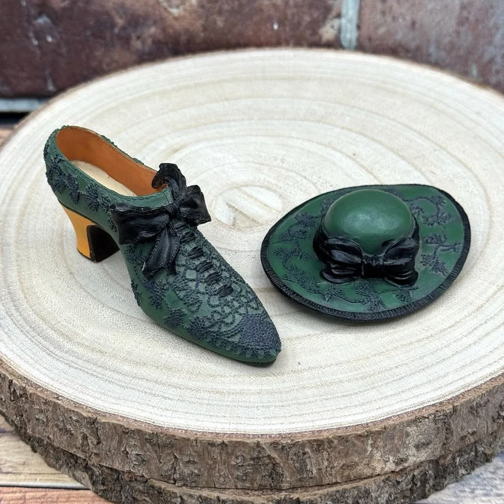 1999 Victorian Miniature Shoe & Hat Set My Treasure Kingsbridge Resin 4